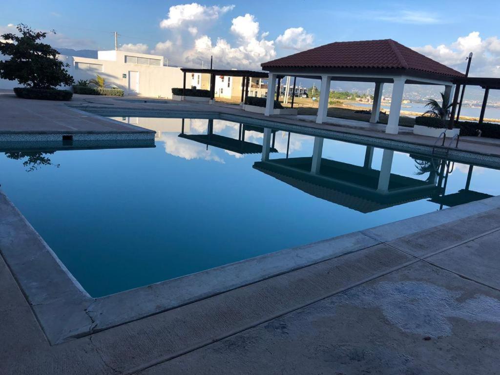 Bayfront Villa & Apartment Portmore Bagian luar foto